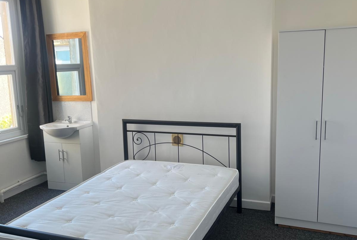 13 Ernald Place Swansea £503 to £520/month inclusive of utilities and Wi-fi - image 6