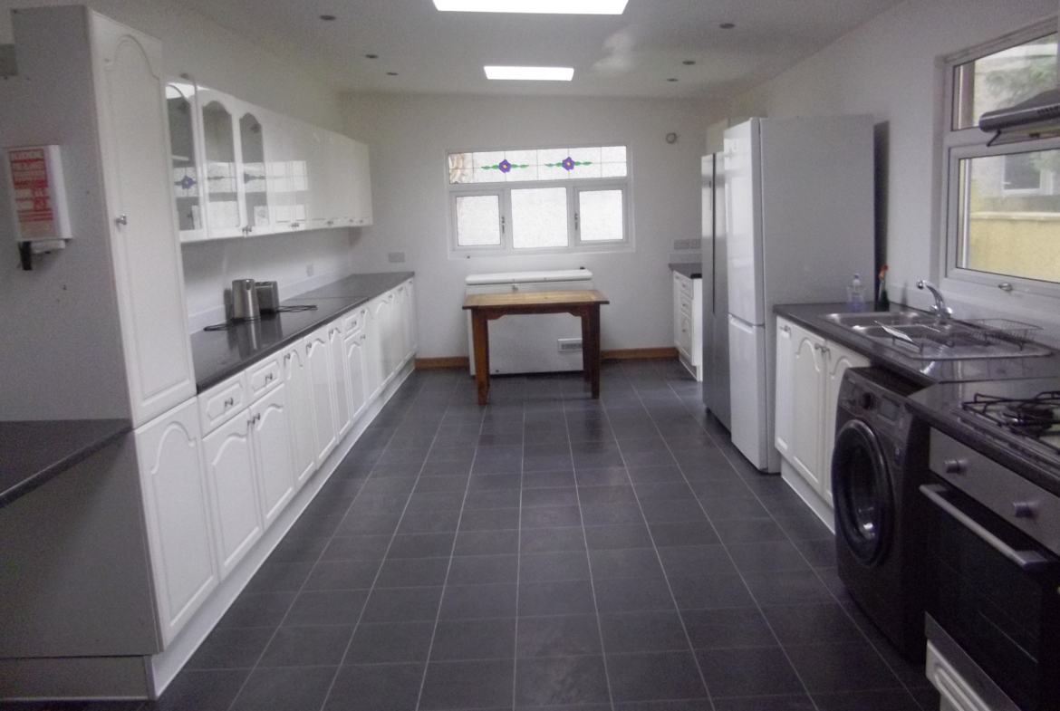 12a Uplands Terrace Swansea Price – £503 to £520/room/month (inclusive of bills + internet) - image 4