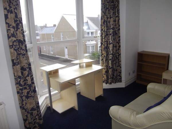 14 Pantygwyder Rd Swansea - image 1